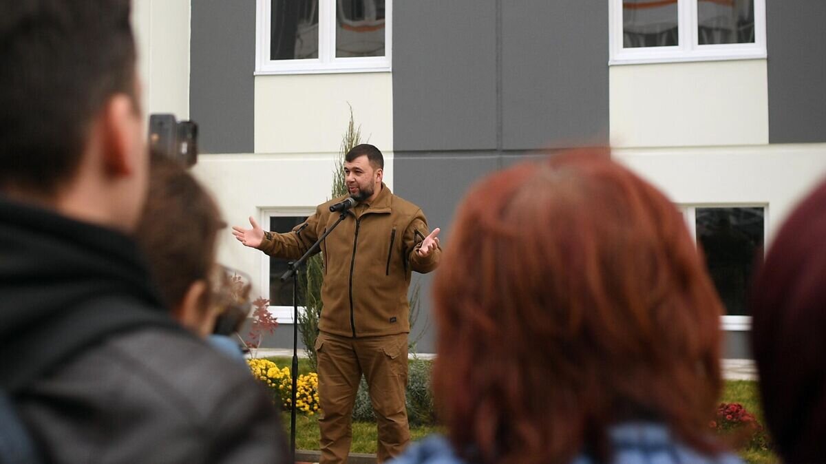    Временно исполняющий обязанности главы ДНР Денис Пушилин выступает на церемонии вручения ключей от новых квартир жителям на улице Иртышской в Мариуполе© РИА Новости / Алексей Майшев