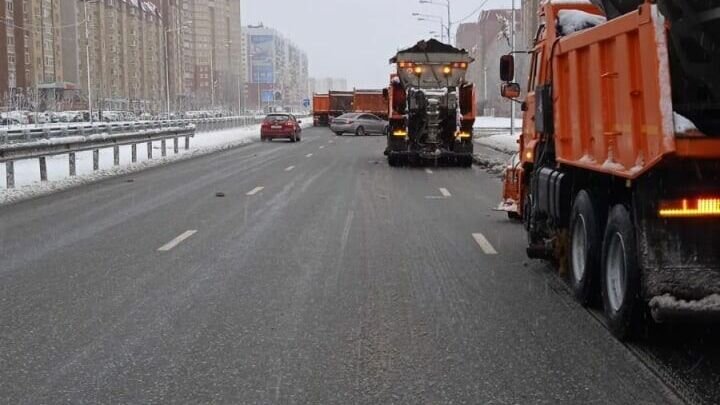     В Тюмени на борьбу со снегом вышли более пяти сотен единиц техники и семисот рабочих. Дорожные службы занимаются расчисткой автомобильных дорог, тротуаров, остановочных комплексов. Ведется откачка воды от растаявшего снега. Об этом сообщил в своем тг-канале глава администрации Тюмени Руслан Кухарук.