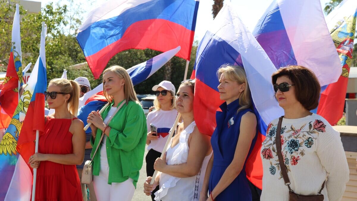    Торжественные мероприятия в честь Дня народного единства у здания почетного консульства России в Лимасоле, Кипр© РИА Новости / Геннадий Мельник