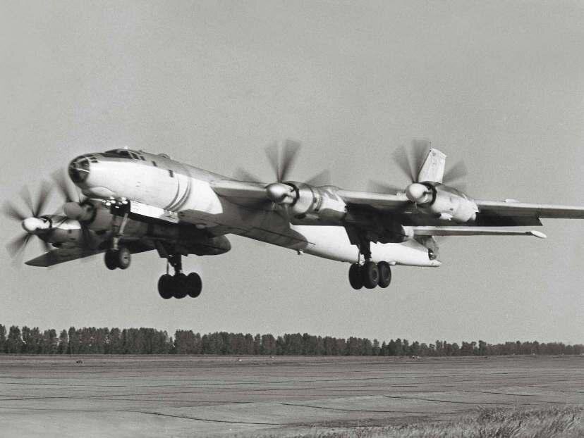 Межконтинентальный бомбардировщик Ту-95 в противоатомной защитной окраске с высокоотражающими белыми поверхностями