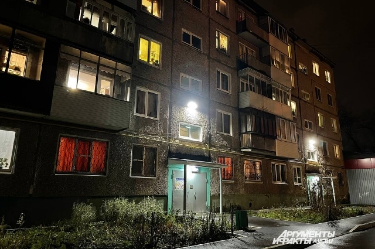    Жители дома, где теперь обитает Малышев, переживают за свои жизни.