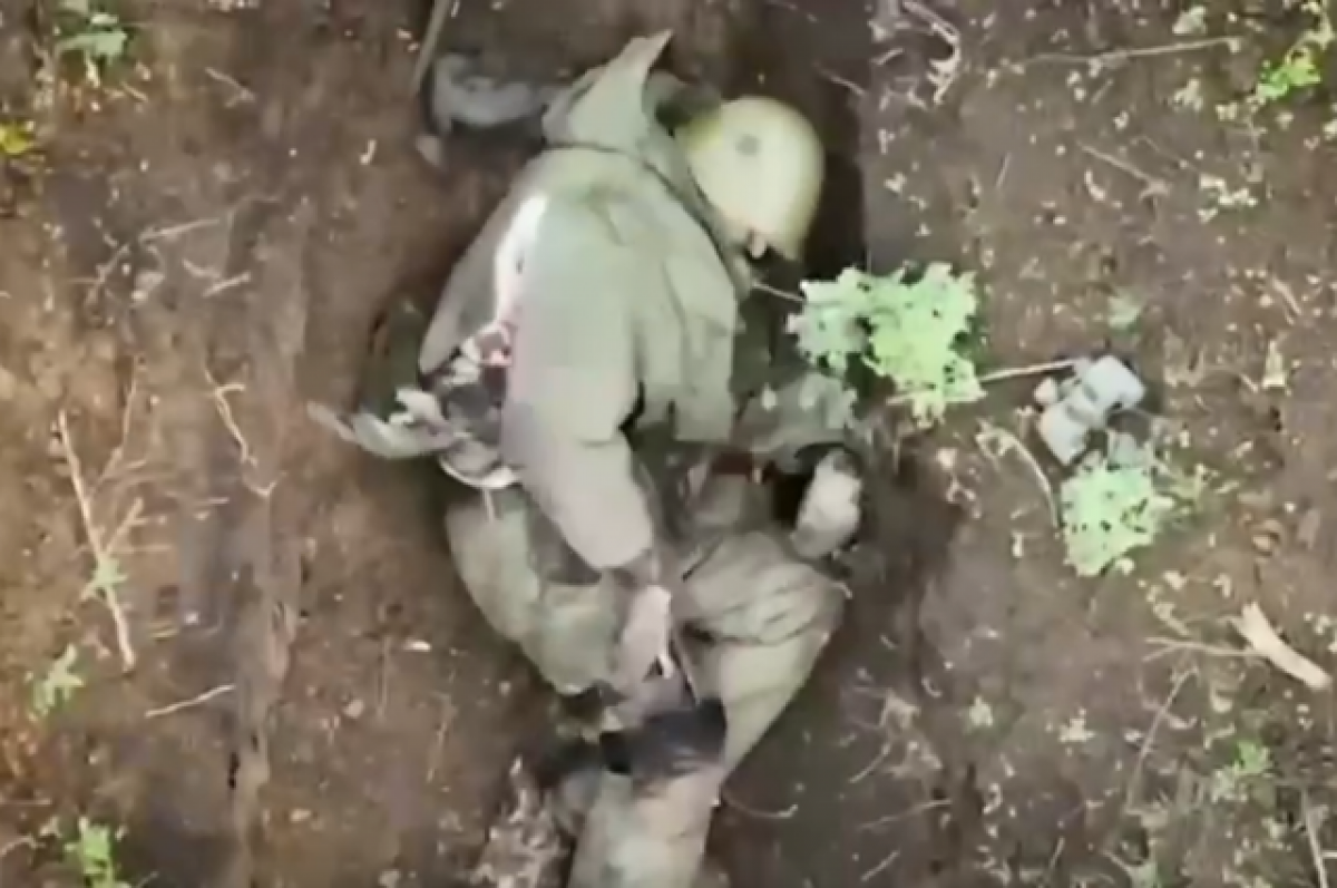 русский военный отбрасывает гранаты. откидывал гранаты в окопе. граната отбросил окоп. отбросивший падающие гранаты всу солдат. пародия николая на российского солдата.