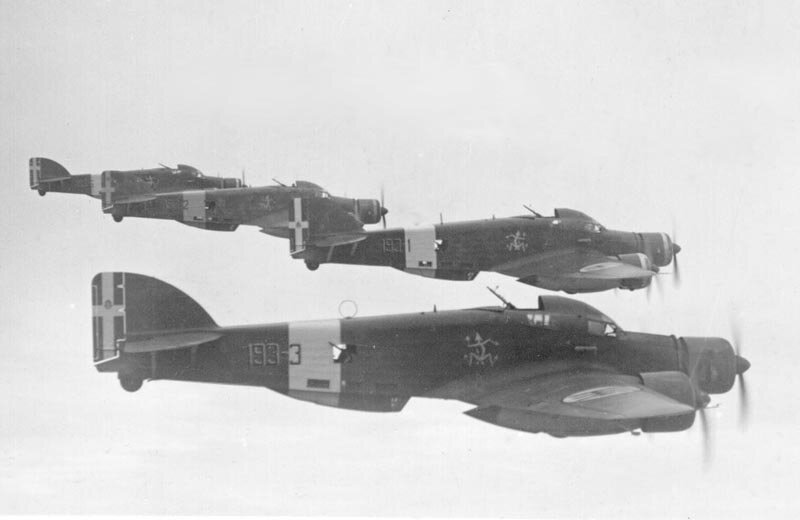 Савойя-Маркетти SM.79 Спарвиеро (итал. Savoia-Marchetti SM.79 Sparviero, «Ястреб») — итальянский средний бомбардировщик и торпедоносец. Разработан конструкторами фирмы Savoia-Marchetti под руководством Алессандро Маркетти. Первый полёт самолёт совершил 8 октября 1934 года, принят на вооружение Regia Aeronautica в январе 1937 года - Википедия