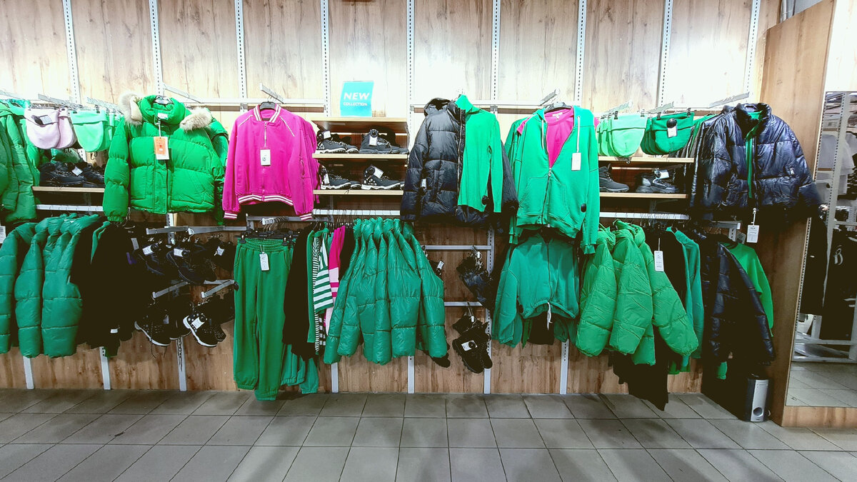 Цена пуховика с мехом 2 399 рублей.