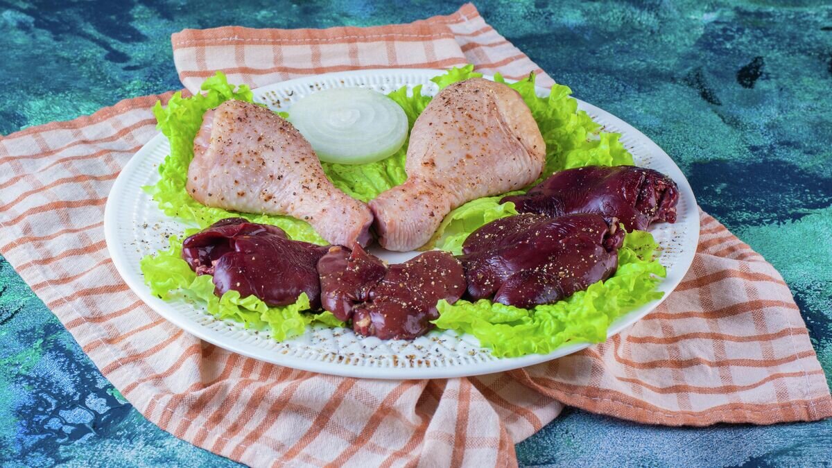    Куриная голень и печень© Фото : Freepik / azerbaijan_stockers