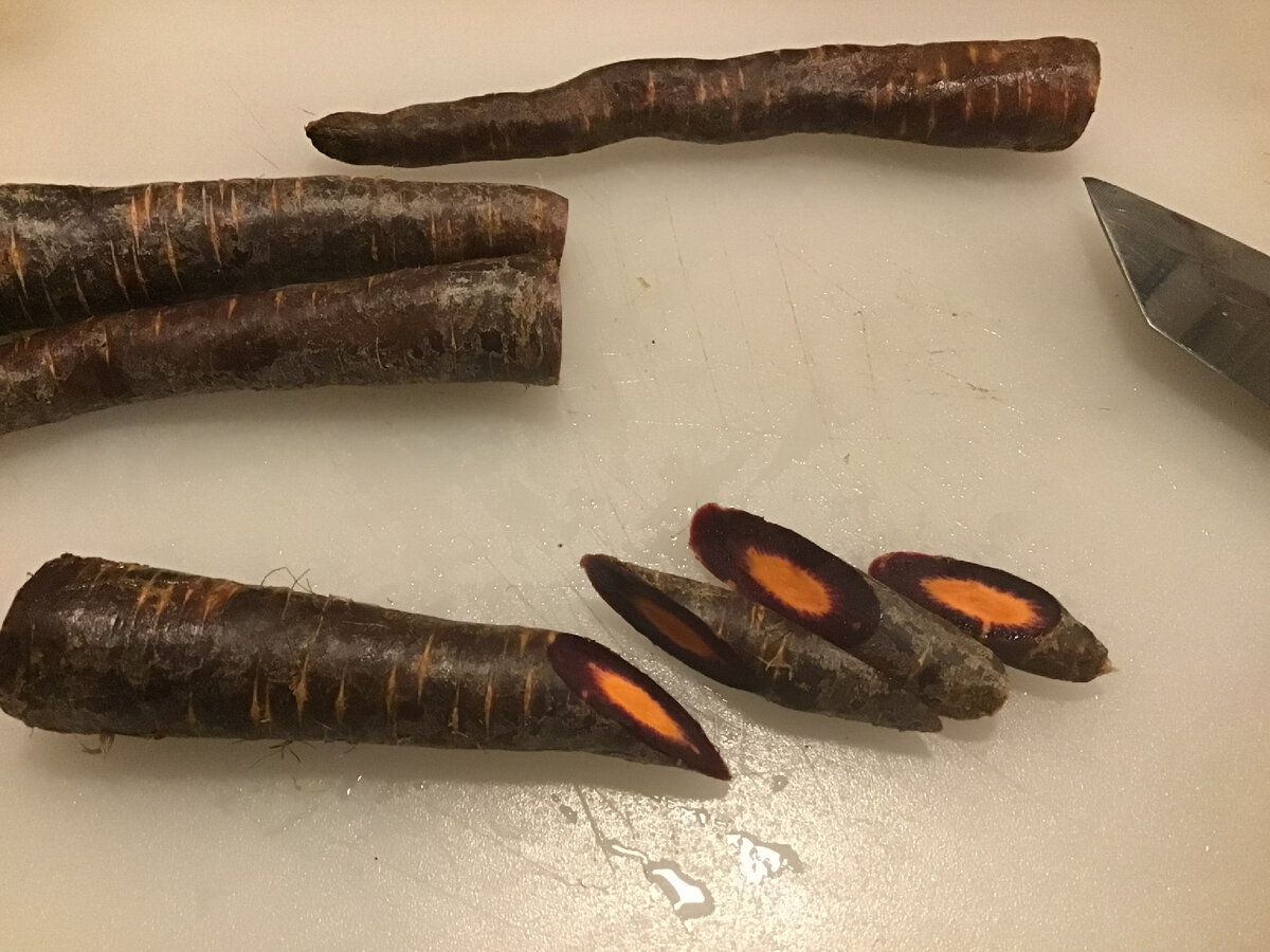 Нарезаем корнеплод ломтиками наискось