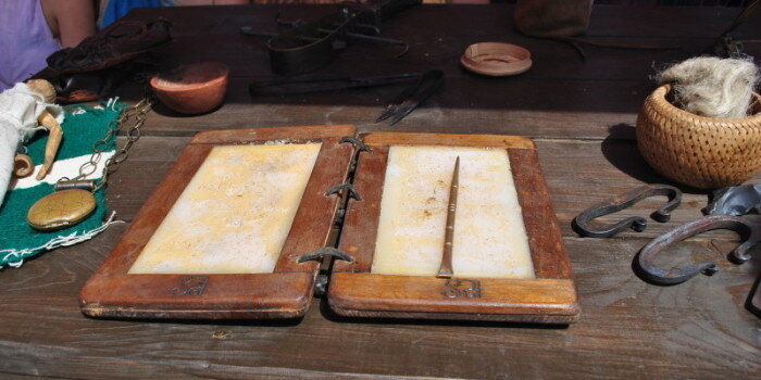 Для письма на воске применялись писало из дерева, камня или кости (фото из открытых источников)