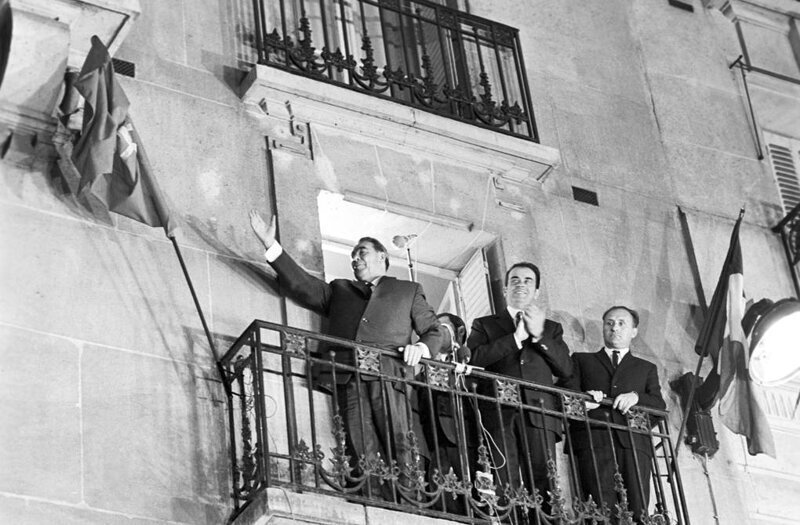 Брежнев приветствует парижан с балкона Музея-квартиры Ленина на улице Мари-Роз, 1971 год. Справа от ЛИ стоит заместитель генсека французской коммунистической партии (ФКП) Жорж Марше. 