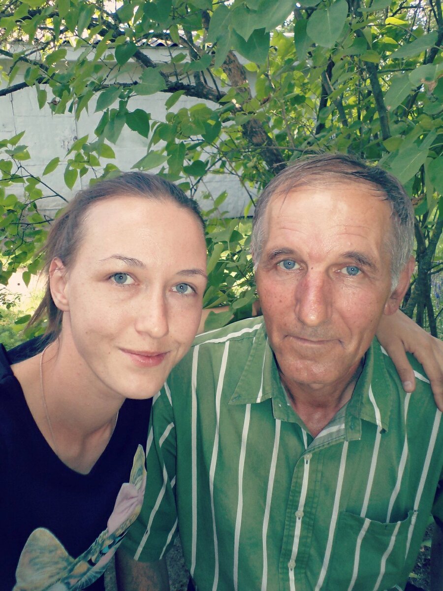 Мама и дедушка Толя. 2017 год. 