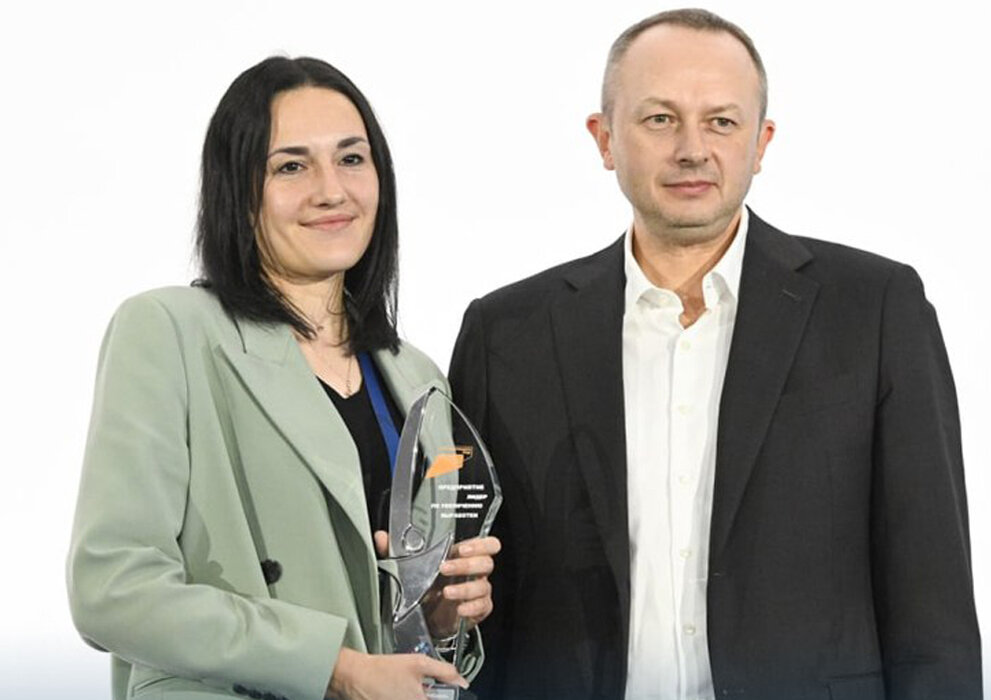 Фото: телеграмм-канал правительства Сахалинской области. Заслуженную награду получила начальник отдела по персоналу «Лиго-дизайн трейдинг» Наталья Нештак.