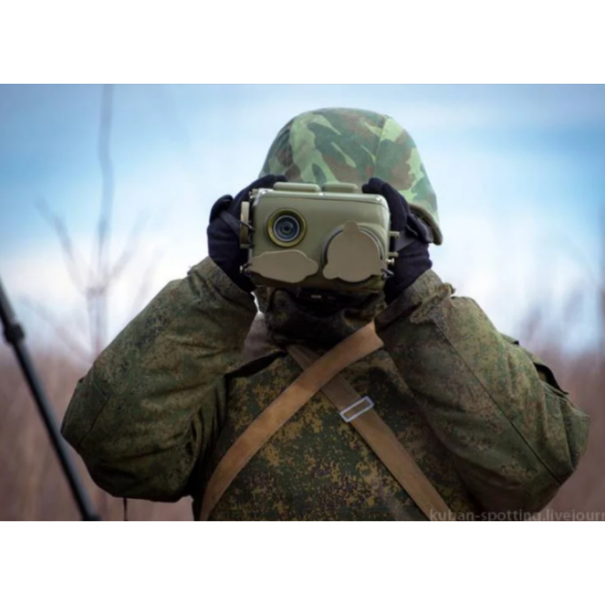 Боец с оптико-электронным прибором.