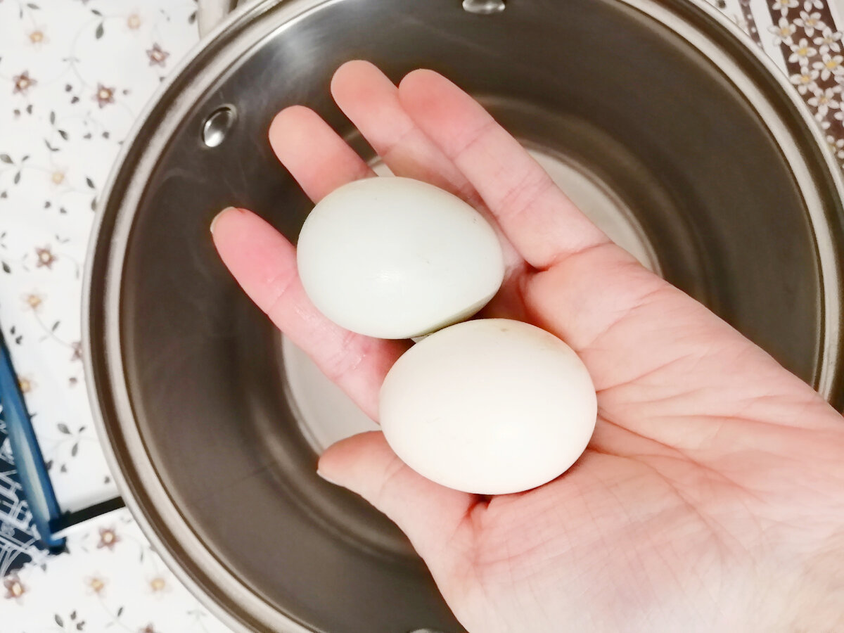 Берём 2 яйца