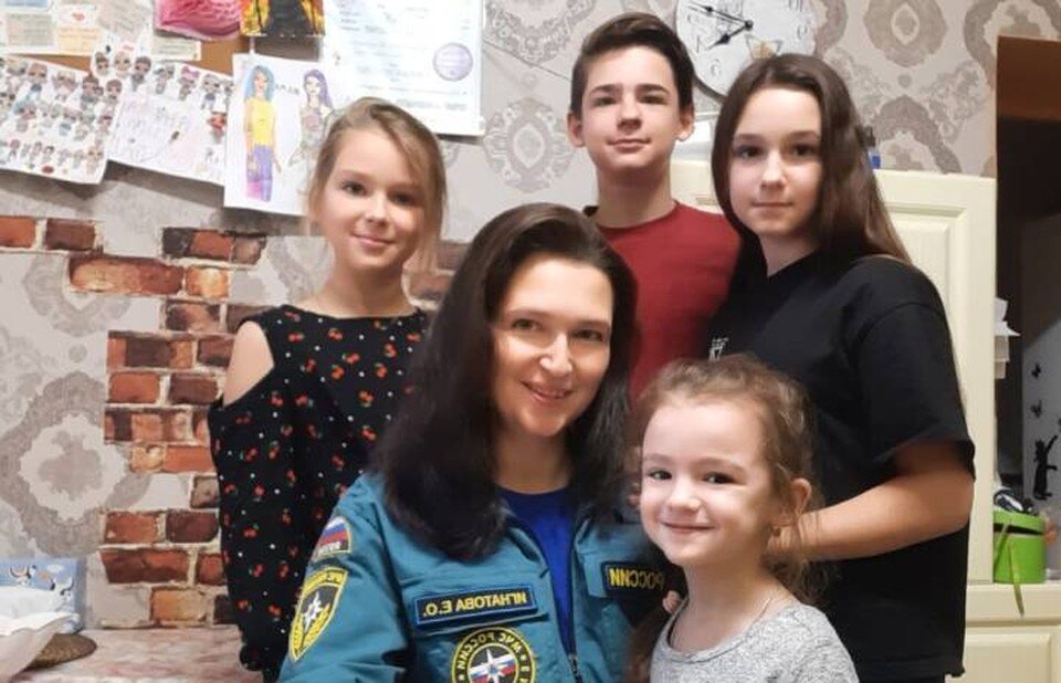    Елена Игнатова - мама четверых детей, успешно совмещает семью и ответственную работу. Фото: из архива героини публикации