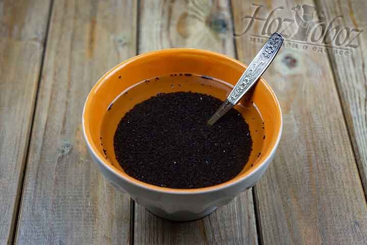 Тем временем мак заливаем кипятком мак минут на 15