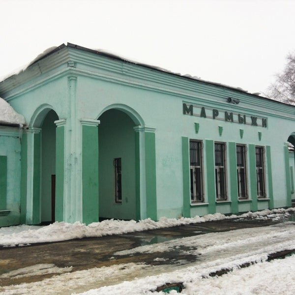 Это сейчас станция Мармыжи такая нарядная, отстроенная после войны. А в войну она была полностью разбомблена. Фотография из интернета. 