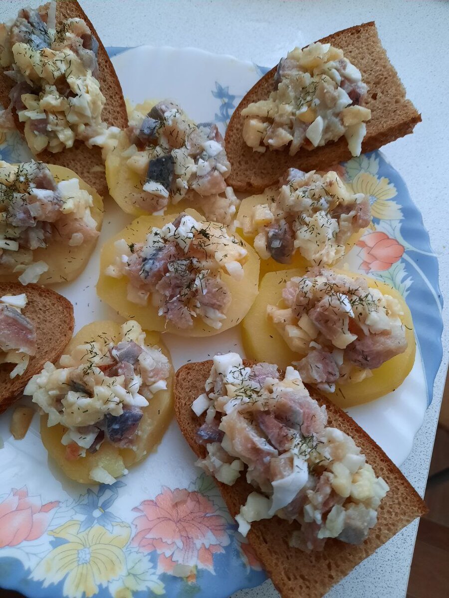 Закуска с селедкой