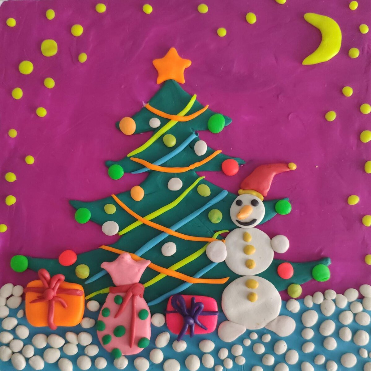 Готовый вариант аппликации из пластилина "Новогодняя ёлочка".