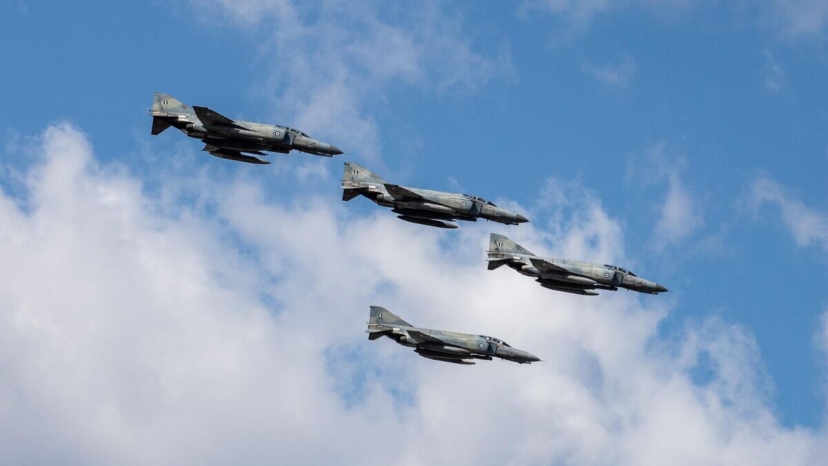    Многоцелевые истребители McDonnell Douglas F-4 Phantom II ВВС Греции на параде, посвященном 200-летию независимости Греции© РИА Новости / Костис Нтантамис