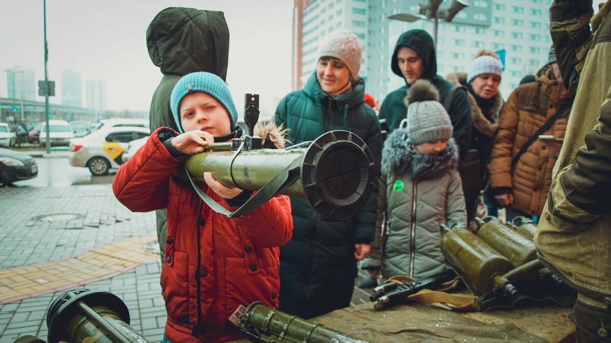     Казанским школьникам предстоит взять в руки автоматы, выкопать окоп для себя и товарища и не забыть надеть противогаз. В школы возвращается военная подготовка. Вернутся ли вместе с ней анекдоты про вечно пьяного военрука — в материале Inkazan.