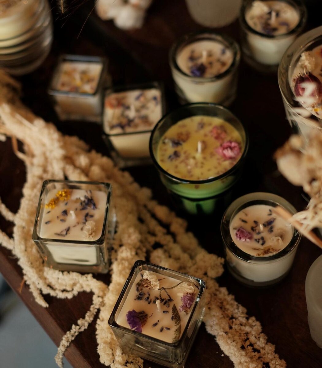    Свечи с лепестками цветов:Unsplash/Olga Serjantu