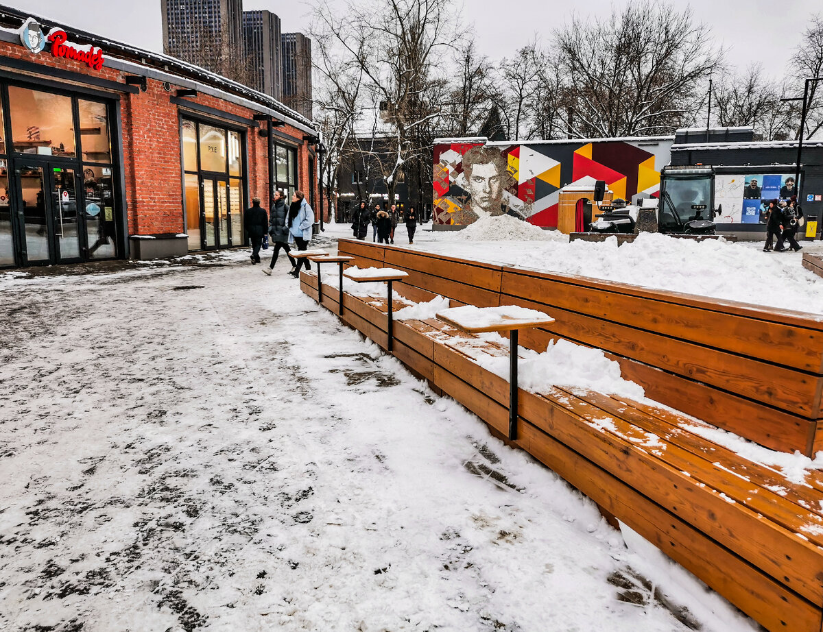 У лавочек есть столики, чтобы летом, я так полагаю, было удобней поедать пишу. Или работать здесь. Ещё бы розеточки рядом.