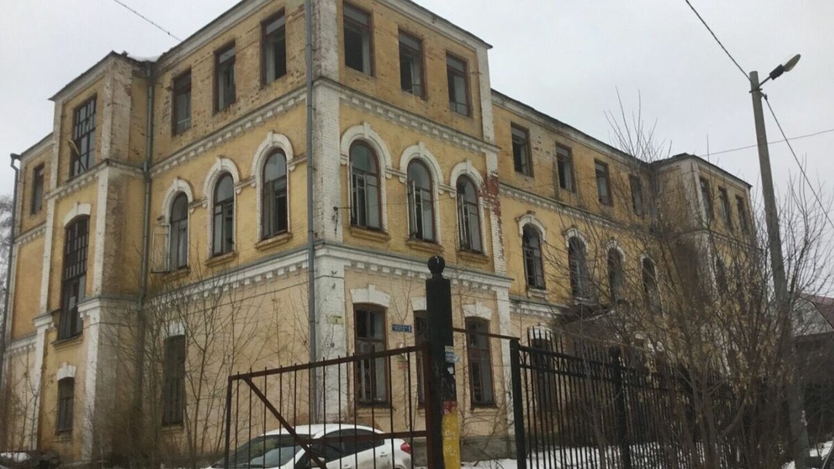     Представители «Народного фронта» в Татарстане обратился в прокуратуру по вопросу обветшания исторических зданий в Казани. Они считают, что бездействие властей приведут к потере важных культурных объектов.