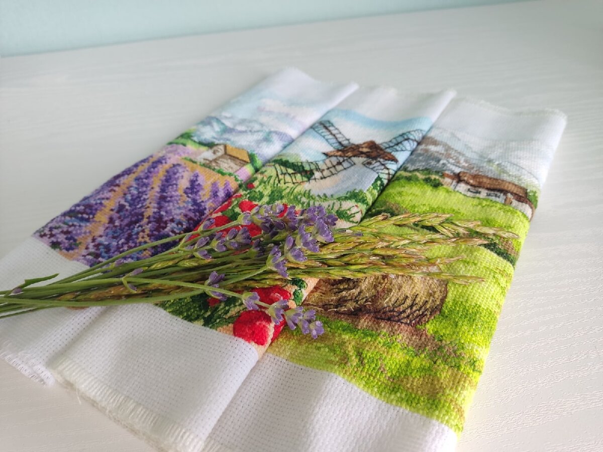 Вышитая лаванда выглядит как лиловая мечта