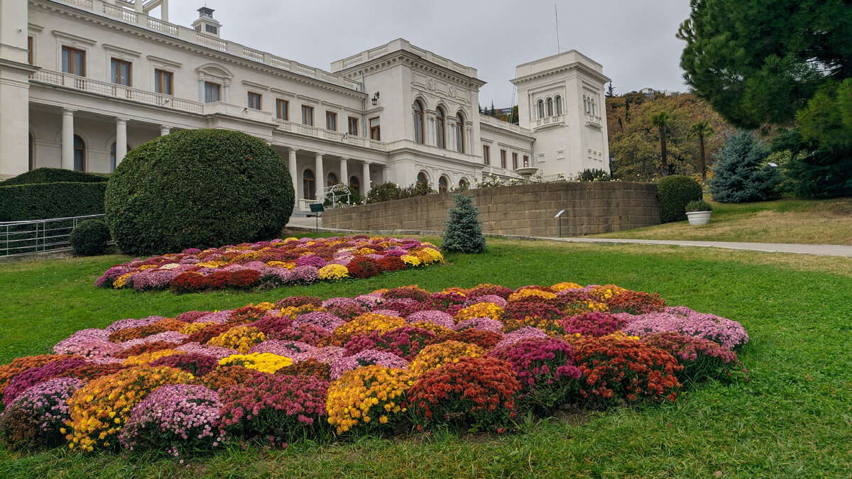 Ливадийский дворец в ноябре