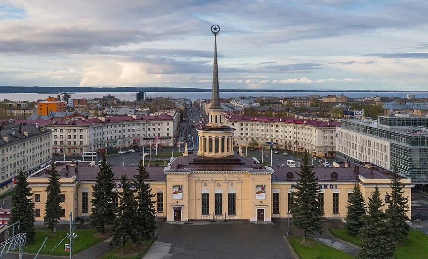 Столицей республики Карелия является город Петрозаводск. Он находится в южной части Карелии.