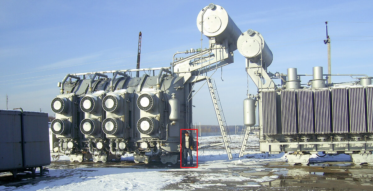 На фото для масштаба человек помечен красным прямоугольником.