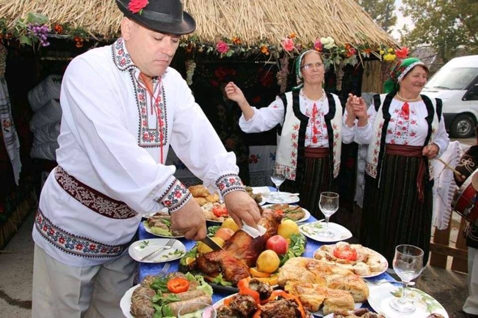 Молдавское время. Национальная еда Молдавии. Молдавская кухня национальные. Молдавское застолье. Национальное блюдо молдаван.