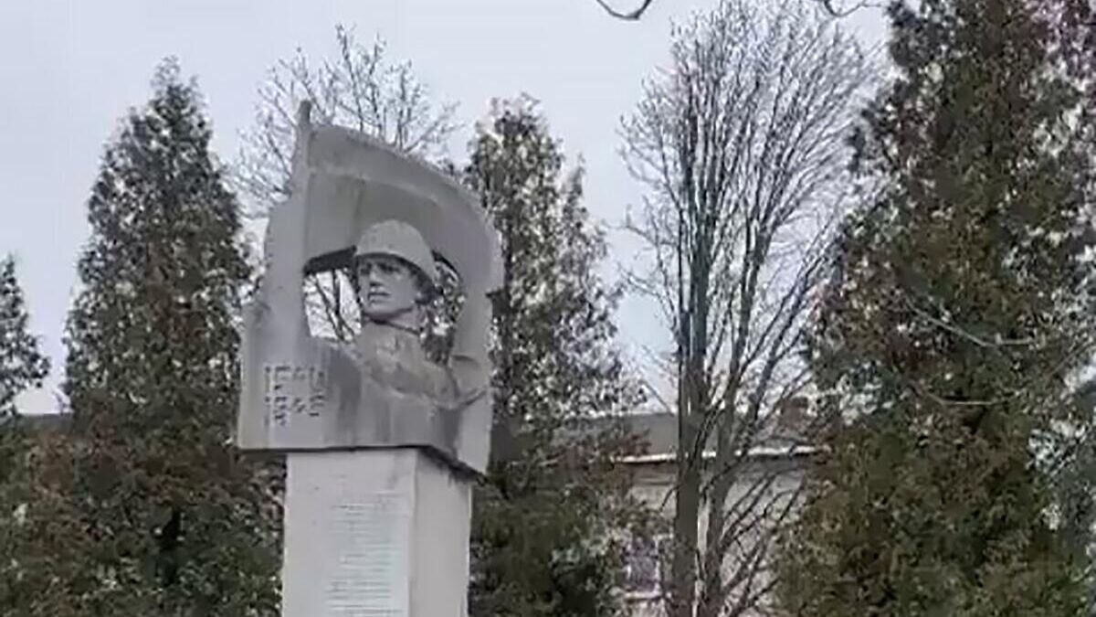    Снос памятника Советскому солдату-освободителю во Львовской области на Украине. Кадр видео© @The_Kyva / Telegram
