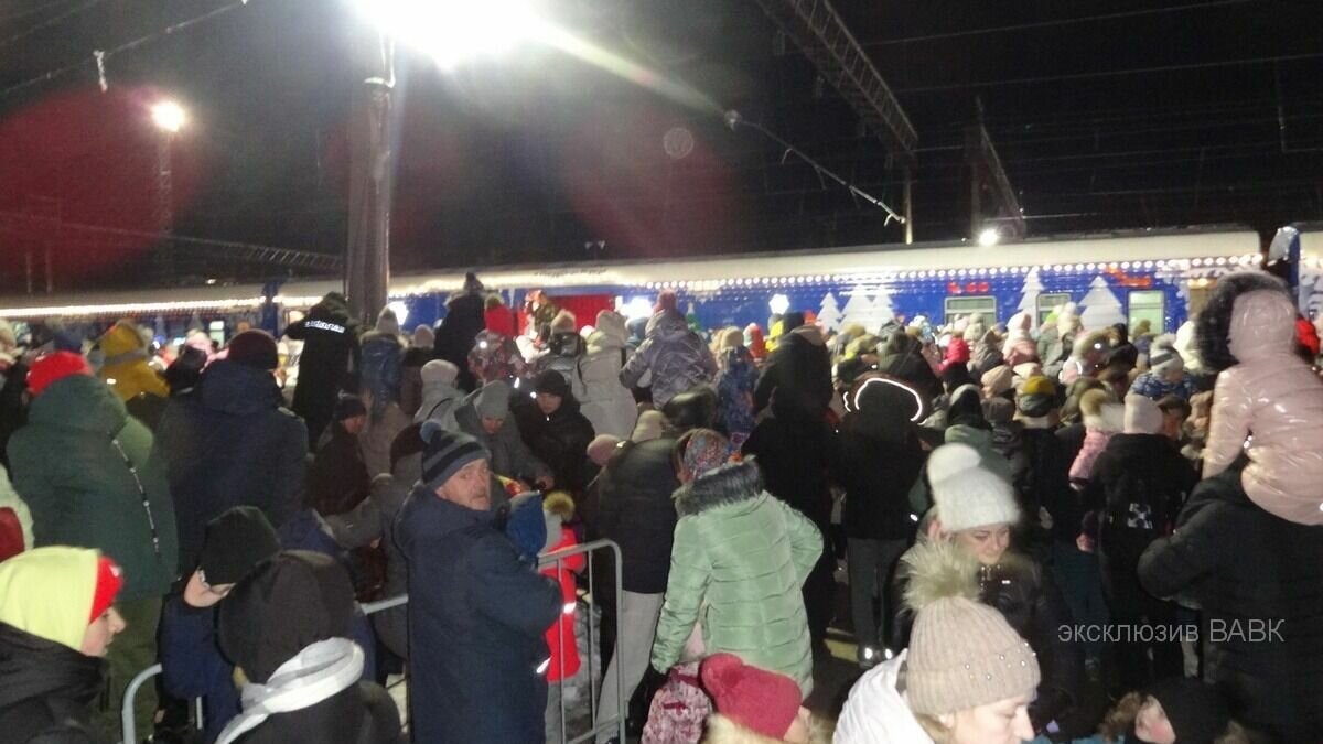     3 декабря поезд Деда Мороза сделал часовую остановку в Арзамасе. Местные жители остались недовольны встречей с новогодним волшебником, так как на перроне образовалась толкучка, а кто-то пропустил мероприятия, стоя в пробке на подъезде. Отзывы арзамасцев появились в социальных сетях.