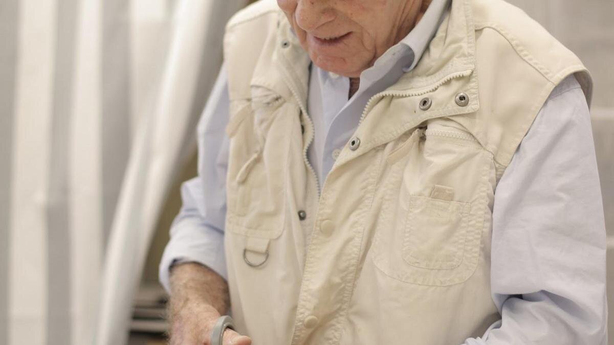    Пенсионер что-то режет ножницами:pexels.com