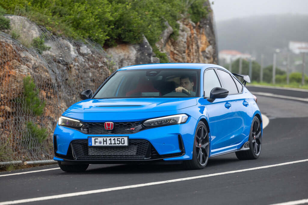 Honda Civic Type R спереди отличается, пожалуй, лишь бампером