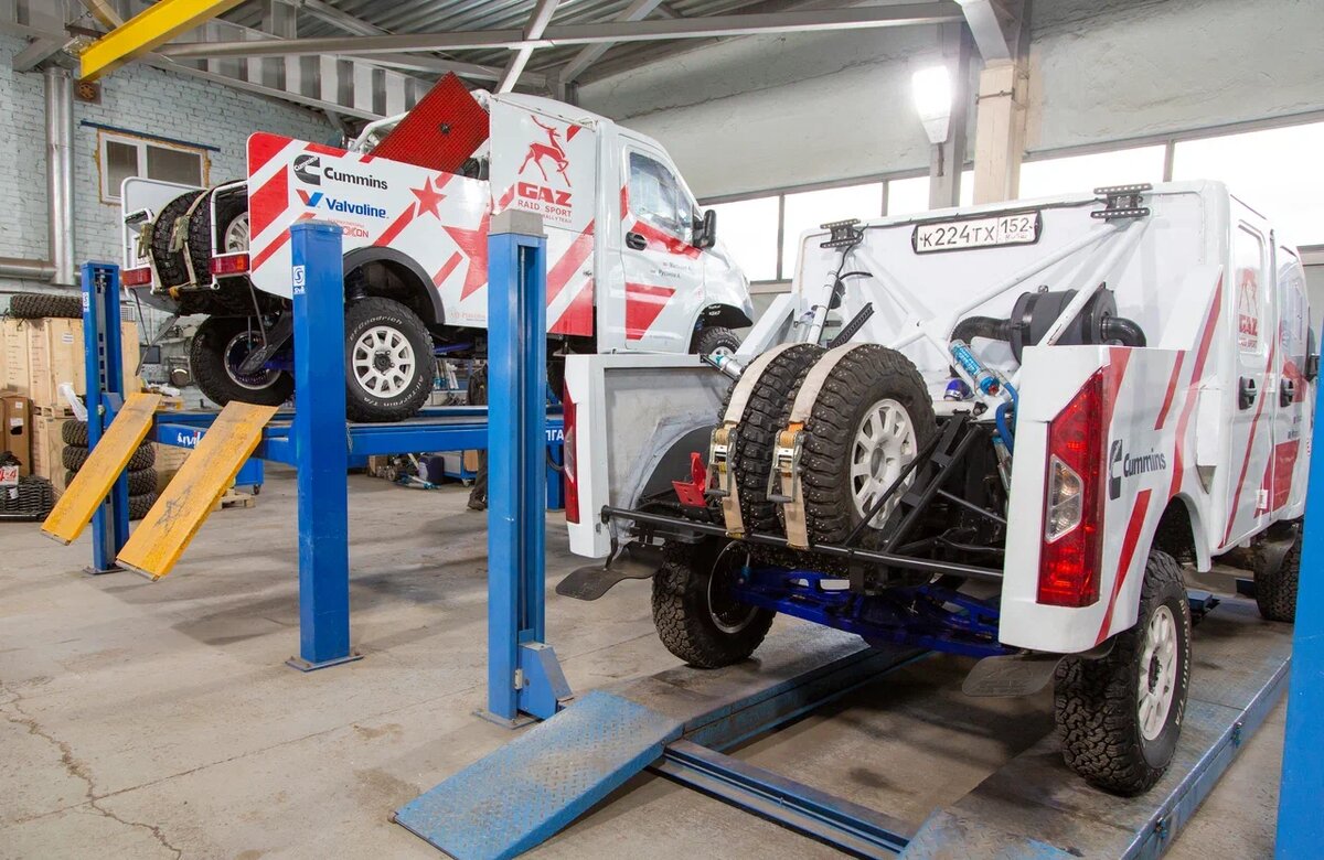 В грузовых платформах спортивных «ГАЗелей» размещены топливные баки и запасные колеса