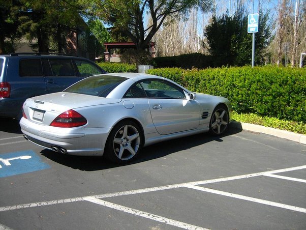    В последние годы жизни любимой машиной Джобса был серебристый Mercedes-Benz SL55 AMG.Bruce A McIntyre via Quora