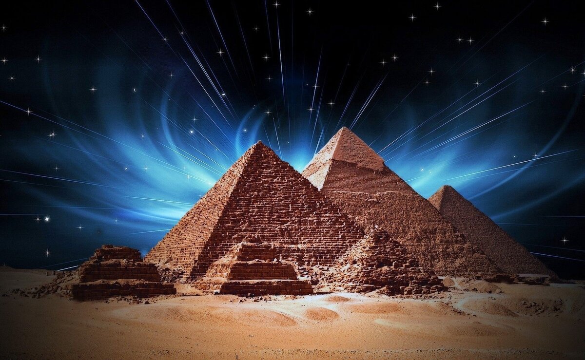 Куча пирамид. Египетские пирамиды ночью. Картина пирамиды. Волшебная пирамида.