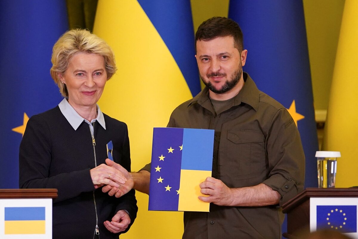 Урсула фон дер Ляйен передала Владимиру Зеленскому опросник для вступления в ЕС