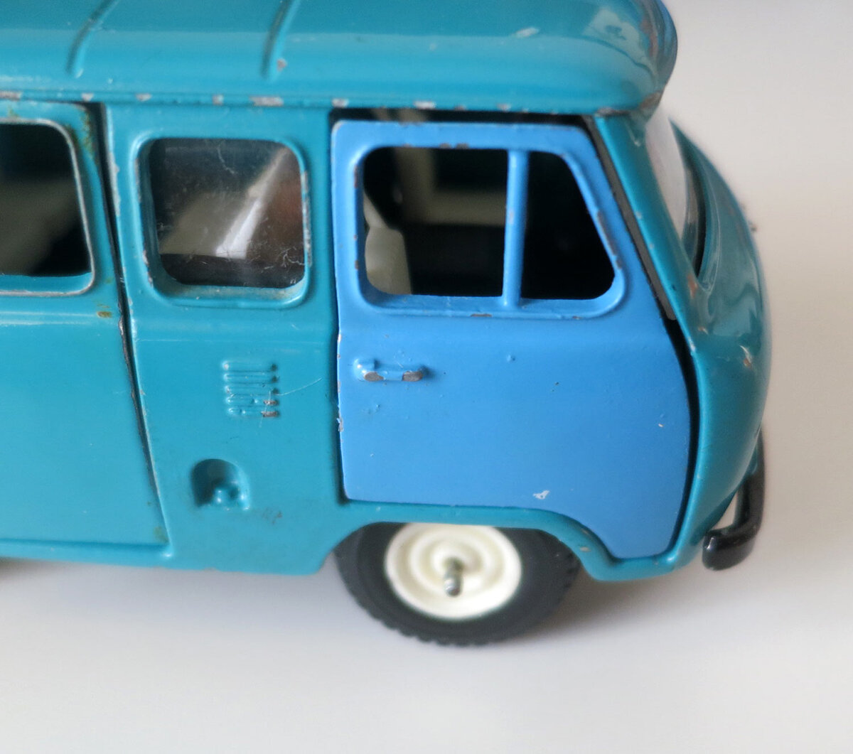 Голубая дверь.