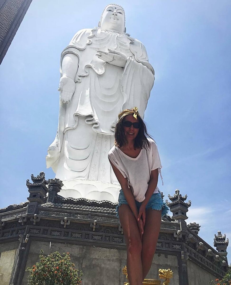 Вы видели, что статуи Будды показывают определенную мудру или жест руки. Это происходит потому, что последователи Будды использовали символический жест через иконографию образа Будды, чтобы вызвать определенные идеи во время буддийской медитации или ритуалов.
Варада Мудра эта мудра представляет собой подношение, приветствие, милосердие, дарение, сострадание и искренность. Это выполняется с помощью обеих рук, в которых ладонь правой руки обращена вперед и пальцы вытянуты, а ладонь левой руки с вытянутыми пальцами.