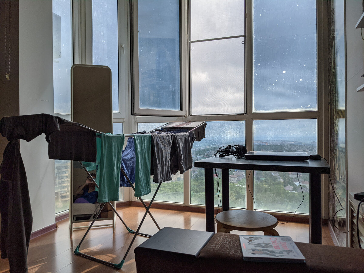 На съемной квартире в Ставрополе.