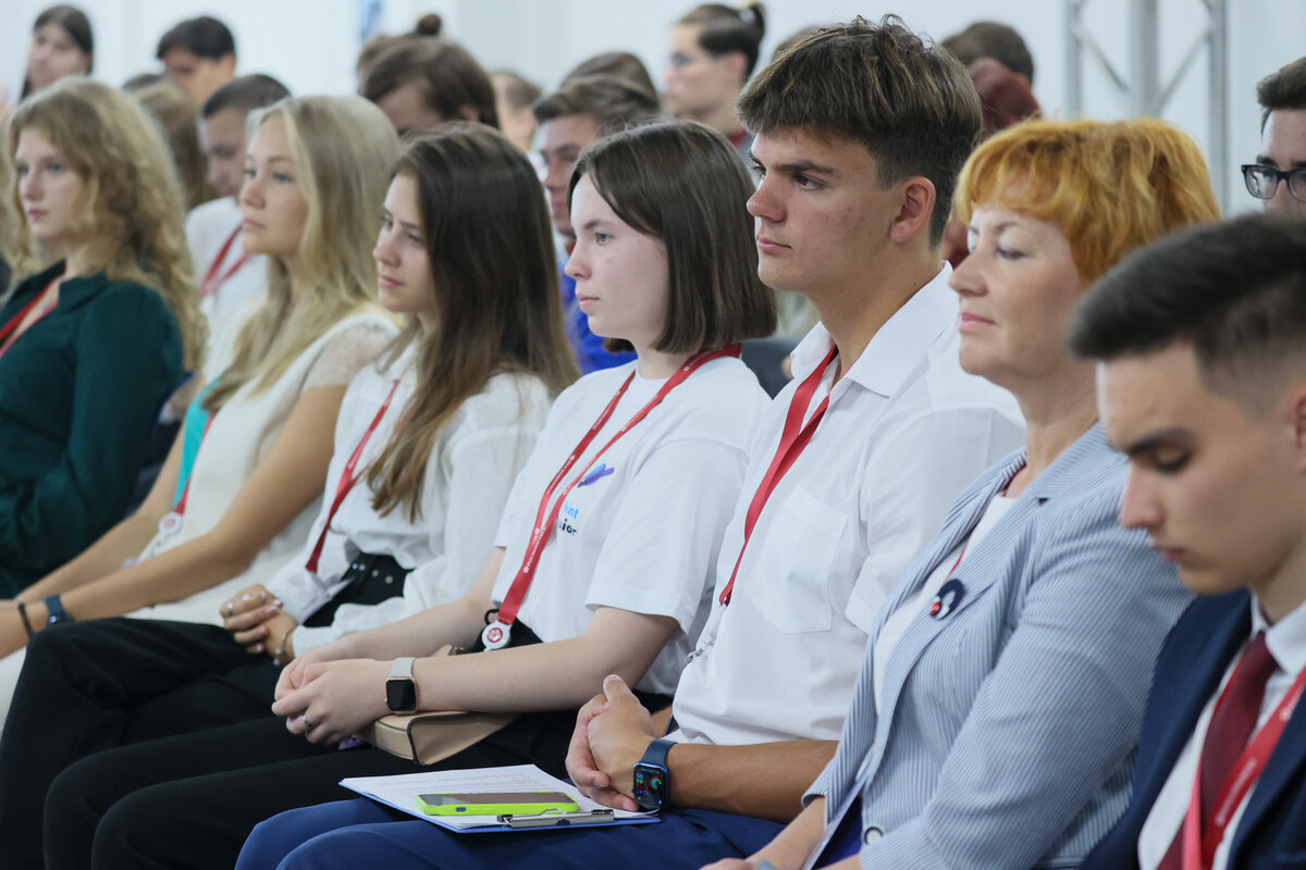 Россияне молодежь. Молодежный центр Москва. Всемирный молодёжный форум 2017 фотоотчет. Всемирный молодежный форум 2024. Центр изучения молодежной среды