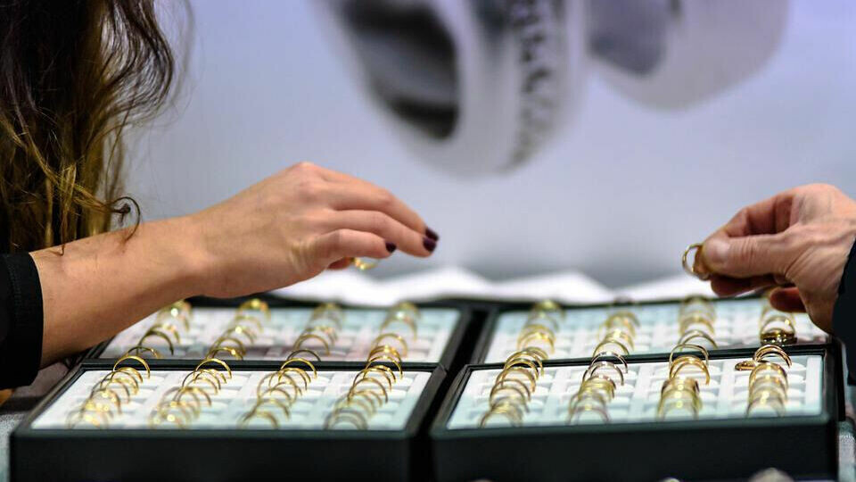     Юрист Александр Хаминский заявил, что в случае принятия решения об отмене упрощенной системы налогообложения (УСН) для ювелирной отрасли, большая часть компаний, работающих в этой сфере, будут вынуждены прекратить свою деятельность.