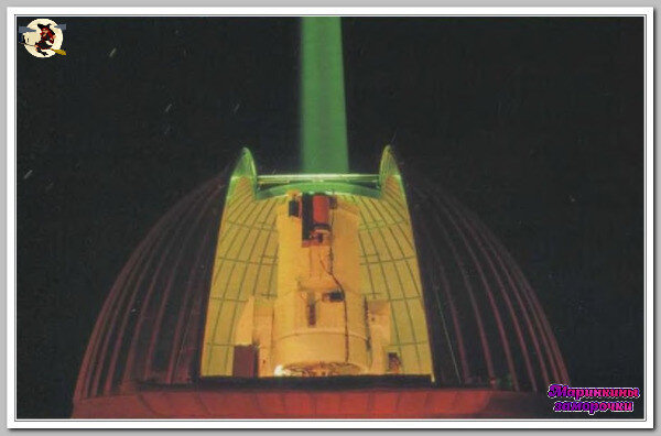 Лазерный луч телескопа в Нью-Мексико похож на гигантскую иглу (на снимке видна лишь его нижняя часть). Он проецирует на небо искусственную звезду. Ориентируясь на нее, астрономы компенсируют искажения, которым подвергается, проходя сквозь атмосферу, свет настоящих звезд.