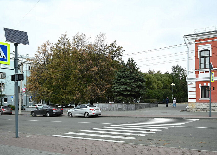 Солнечные панели на пешеходных переходах давно стали обыденностью для уральского мегаполиса. Фото Людмилы Ковалевой