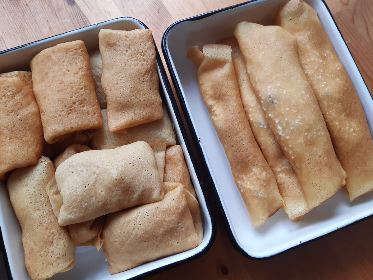 слева - блинчики с индейкой, справа - с творогом, рикоттой и сухофруктами