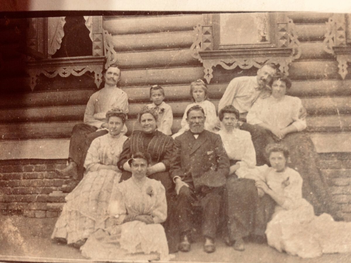 Прабабушка и ее муж в окружении родственников в имении "Березки". 1906 г.