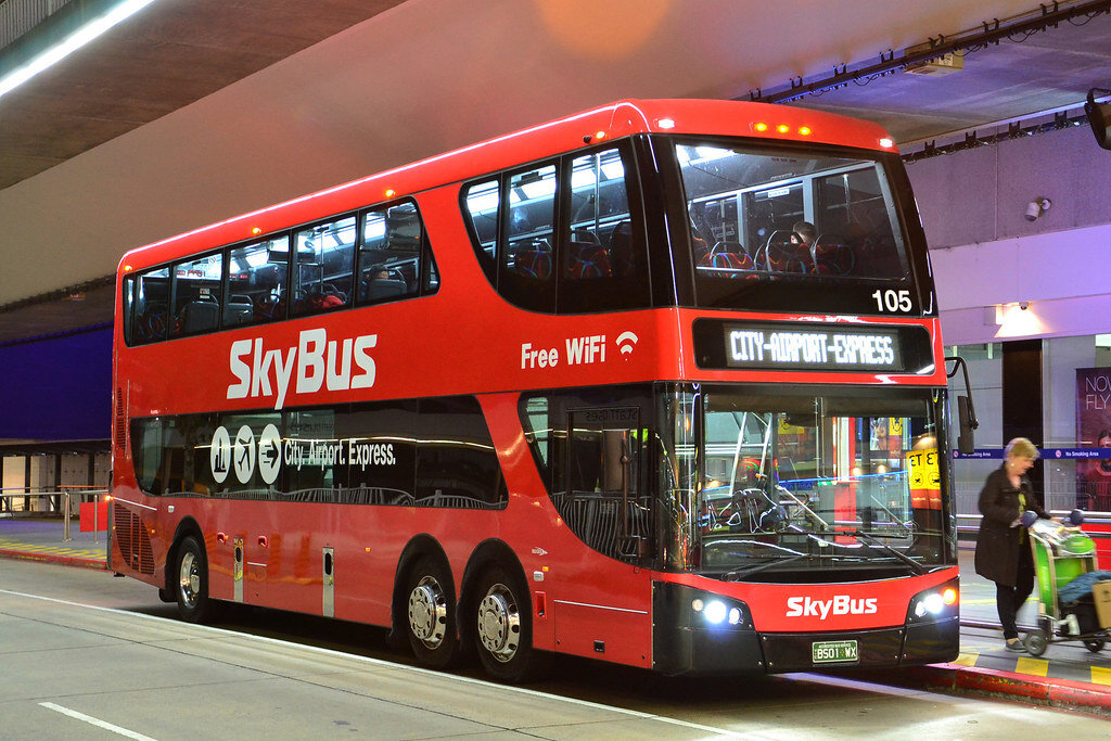 SkyBus — автобус экспресс из аэропорта на ж/д вокзал «Южный Крест». Когда писался этот рассказ, автобусы были одноэтажными и не предоставляли бесплатного WiFi.