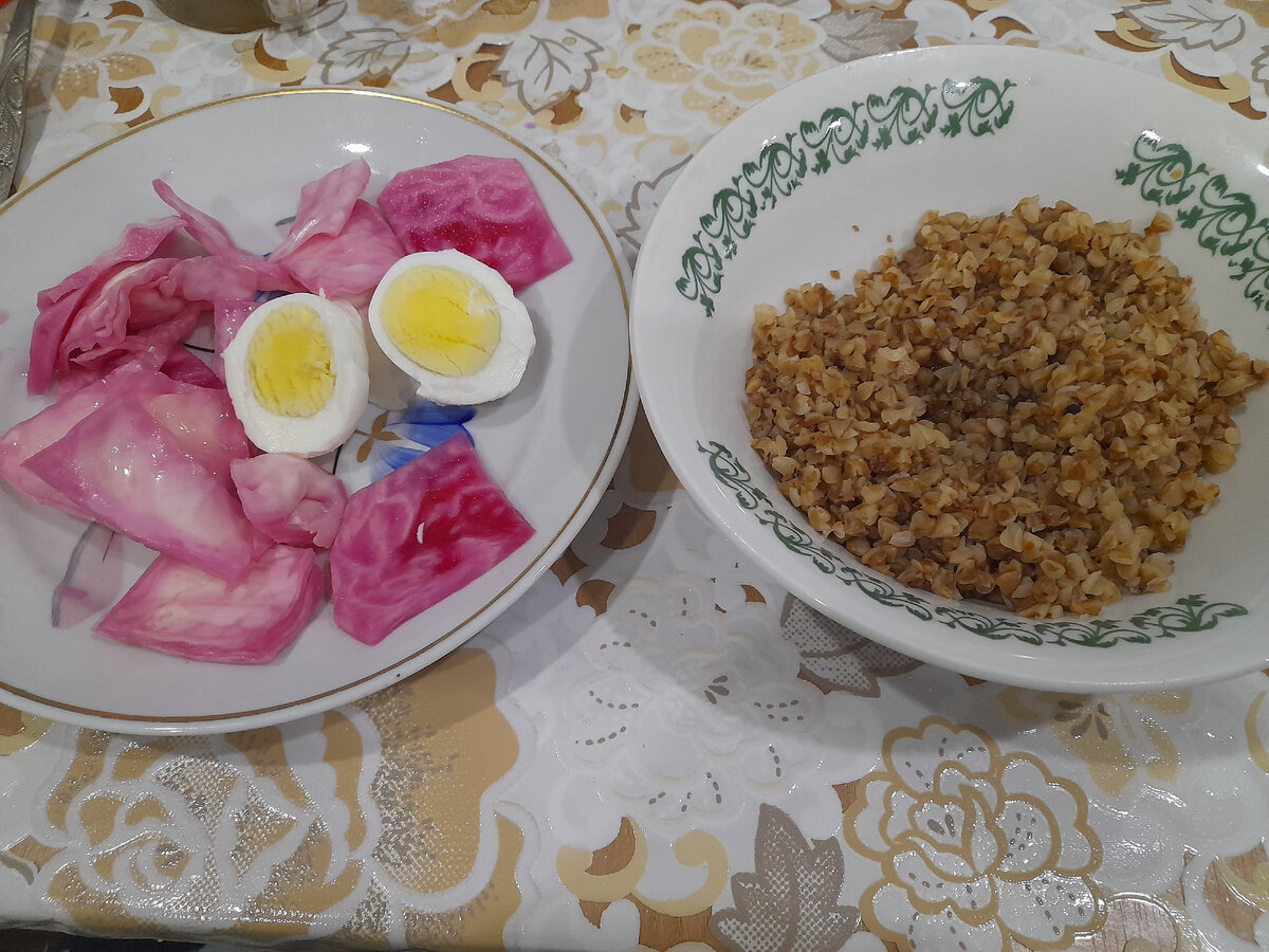 На завтрак гречка со сливочным маслом и медом , яйцо и розовая маринованная капуста